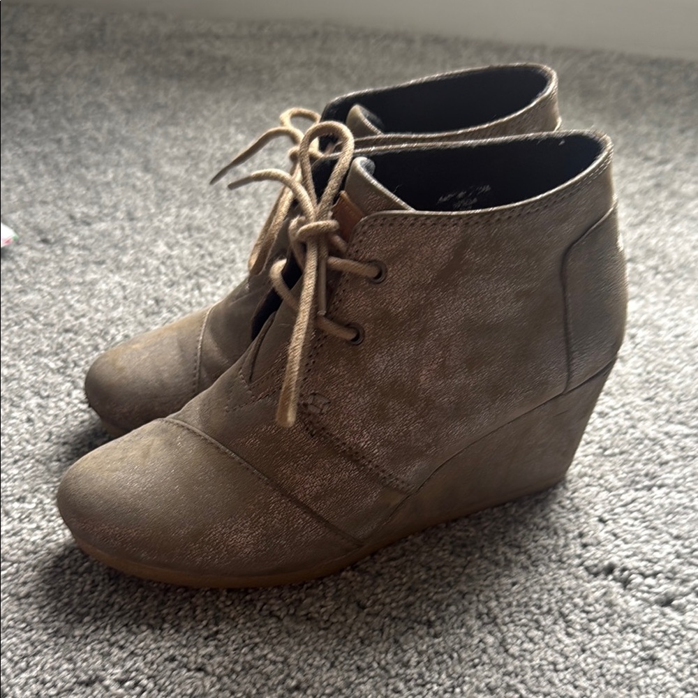 Tom’s Women's silver Tan Wedge Ankle Boots